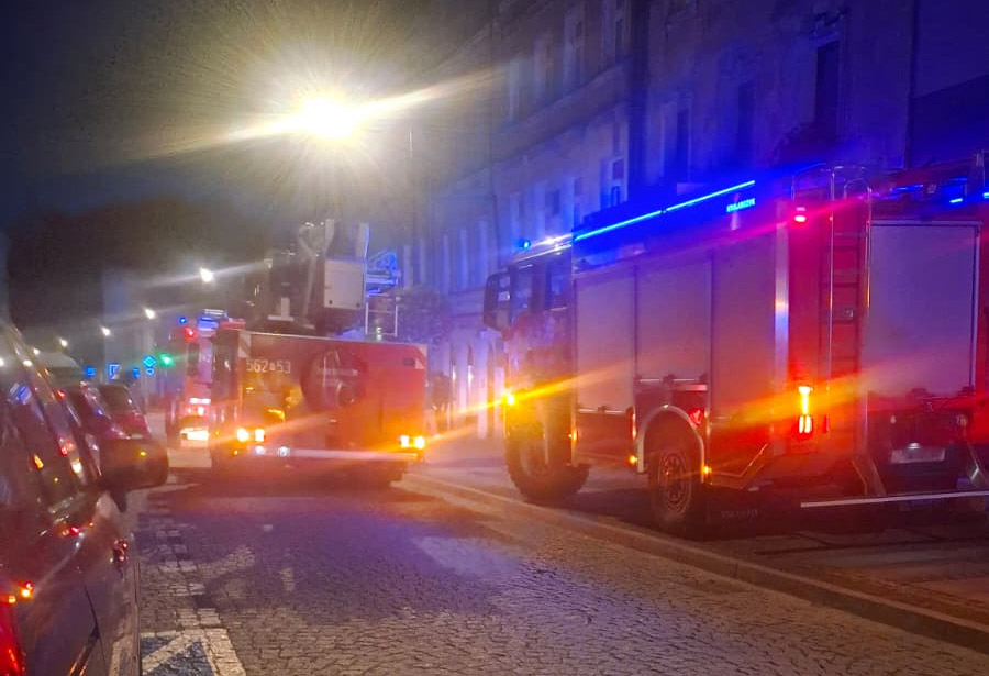 Wieczorna interwencja służb przy ulicy Dąbrowskiego w Strzegomiu [FOTO] 